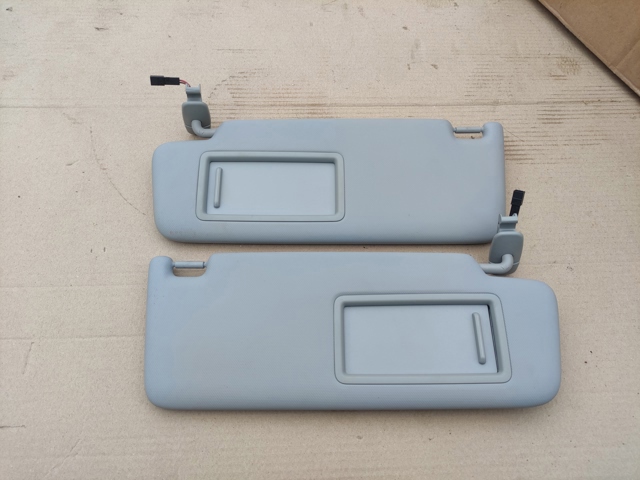Козирок протисонячний 8W0857551AAEA7 VAG