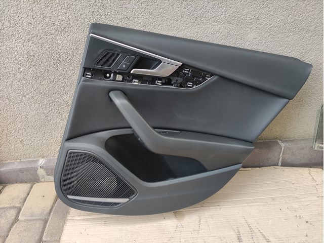 Обшивка правих задніх дверей 8W0867304BWFA VAG