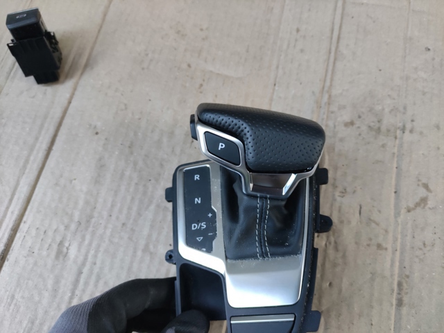 Ручка важеля коробки передач 8W1713140FJAJ VAG
