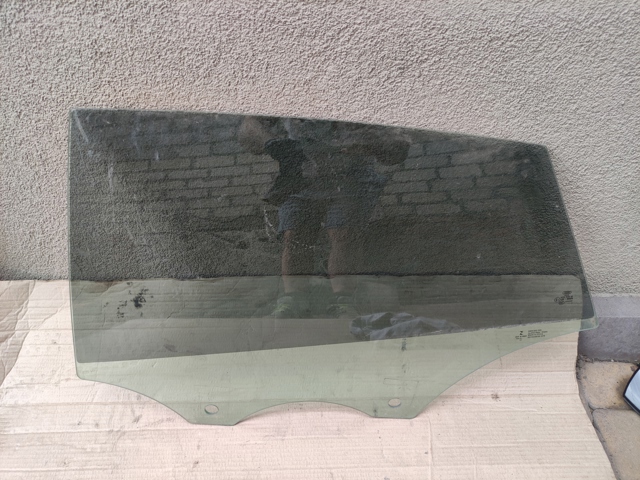 Скло заднє ліве 8W8845205 VAG
