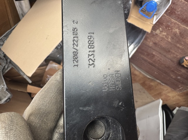 Швелер переднього бампера 32318891 VOLVO