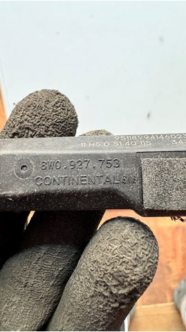 Датчик закривання дверей (кінцевий вимикач) 8W0927753 VAG
