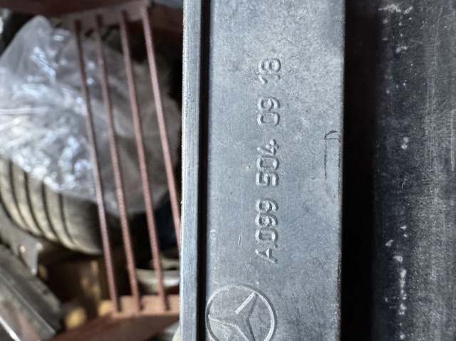 Кронштейн радіатора лівий A0995040918 MERCEDES