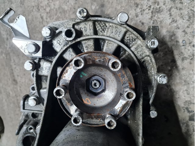 Корпус коробки передач 02R301103B VAG