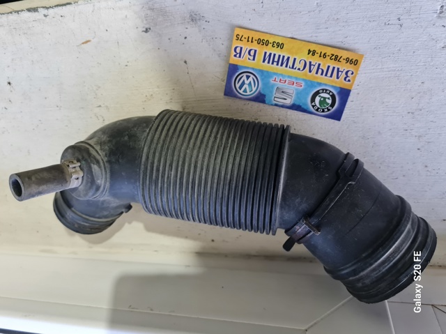 Патрубок повітряний, вихід повітряного фільтра 5J0129684 VAG