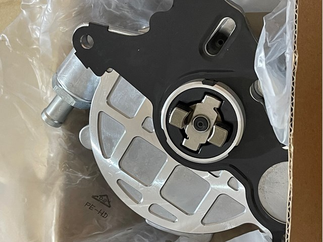 Насос вакуумний 03L145100F VAG