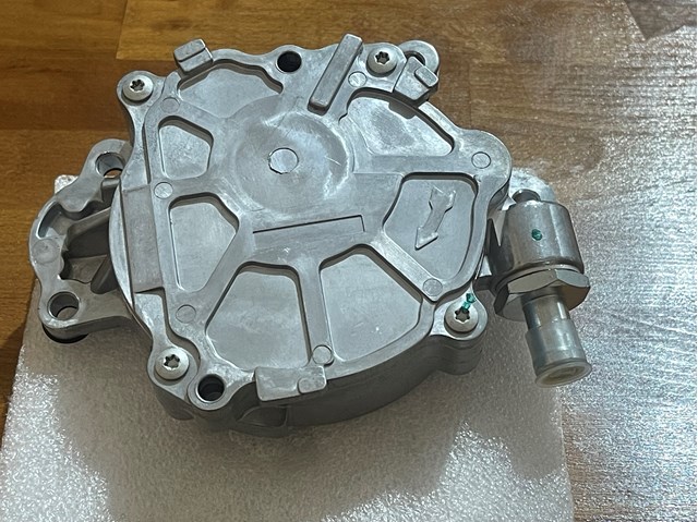 Насос вакуумний 03L145100G VAG