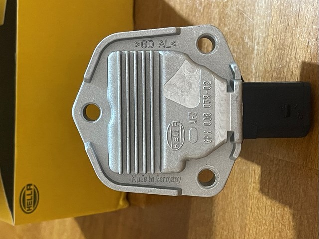Датчик рівня масла двигуна 6PR008079041 HELLA