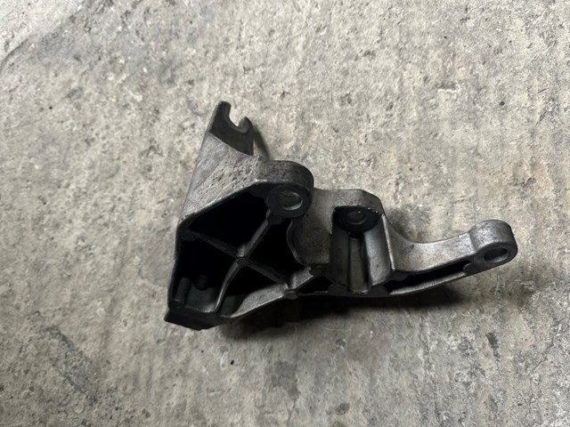 Кронштейн подушки КПП, правий AV617M125AA FORD