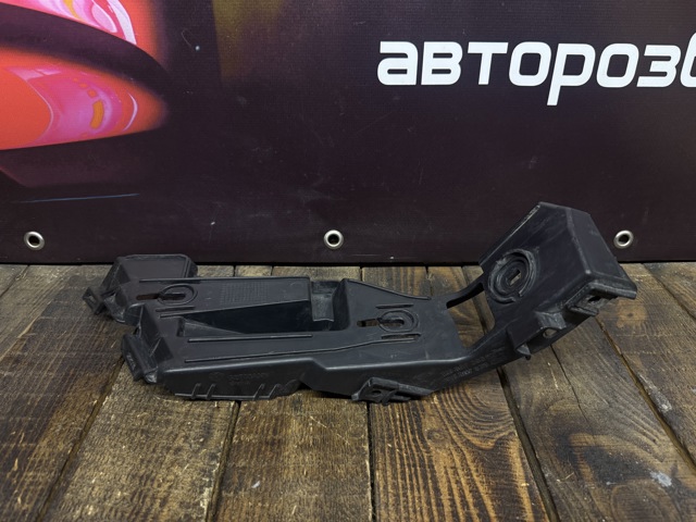Направляюча заднього бампера, ліва 1K6807393 VAG