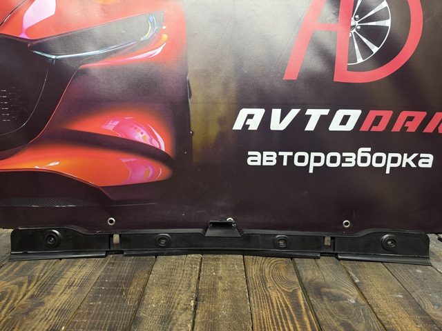 Кронштейн бампера заднього, центральний 1K6807863 VAG