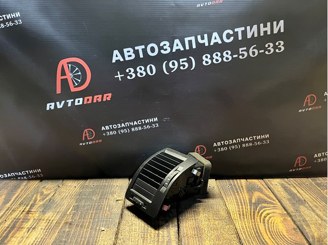 Решітка вентиляції салону на "торпедо", ліва 1Z0819701 VAG