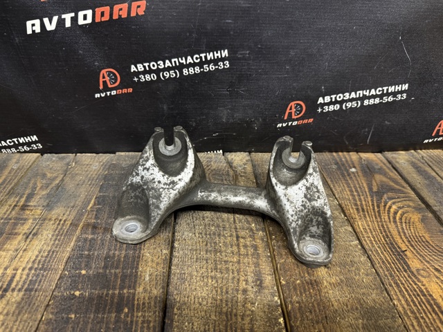 Кронштейн подушки коробки передач 22326795972 BMW