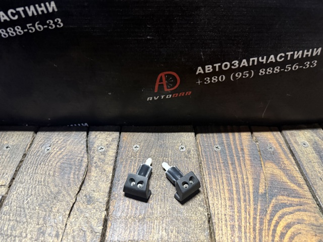 Форсунка омивача скла лобового, права 28932JG400 NISSAN