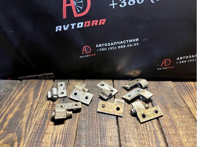 Петля передніх дверей лівих 41521960233 BMW