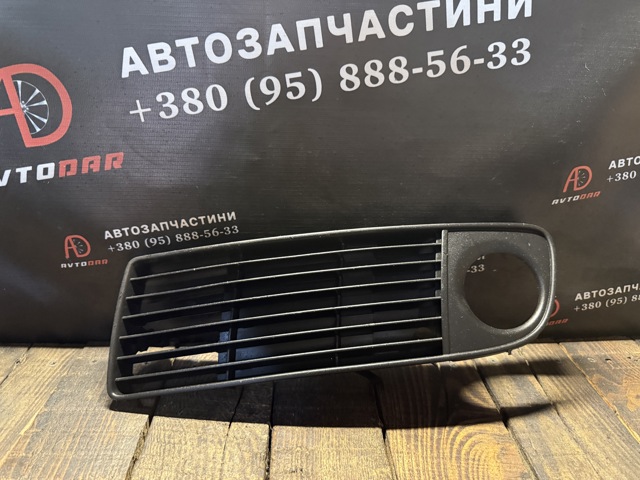 Решітка протитуманних фар ліва 4B0807681S VAG