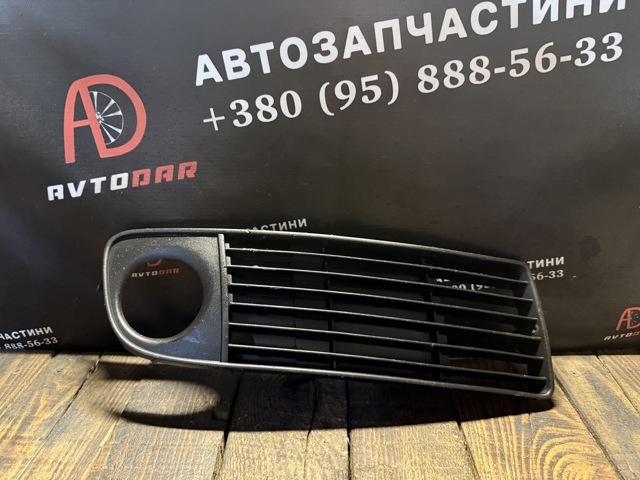 Заглушка ПТФ бампера переднього права 4B0807682S VAG