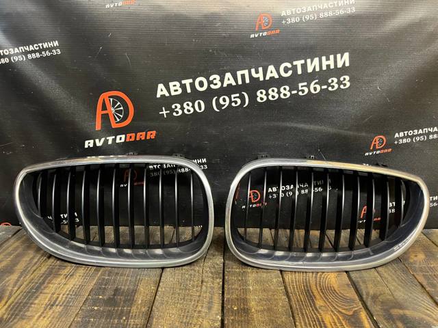 Решітка радіатора ліва 51137065701 BMW
