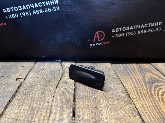 Кнопка приводу замка 3/5 дверей (ляди) / кришки багажника 8200076256 RENAULT