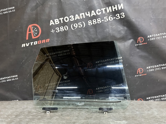 Скло задньої двері правої 823000010R RENAULT