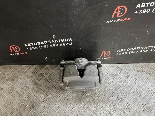 Супорт гальмівний, передній, правий A2054210281 MERCEDES