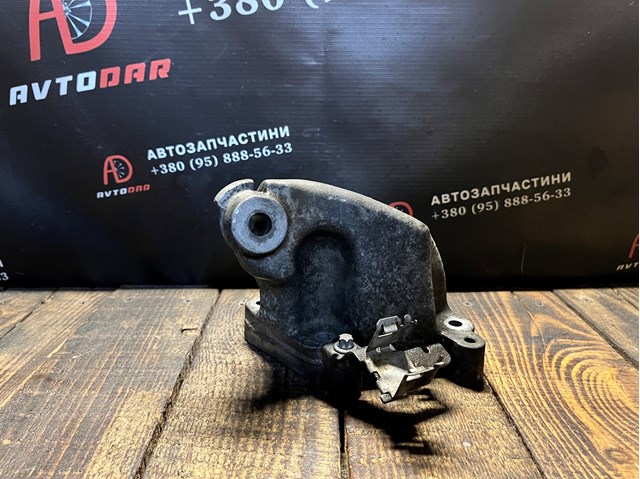 Кронштейн подушки (опори) двигуна, правої A6422230304 MERCEDES