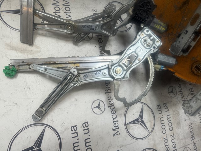 Мотор склопідйомника дверей передніх, лівих 1638202742 MERCEDES