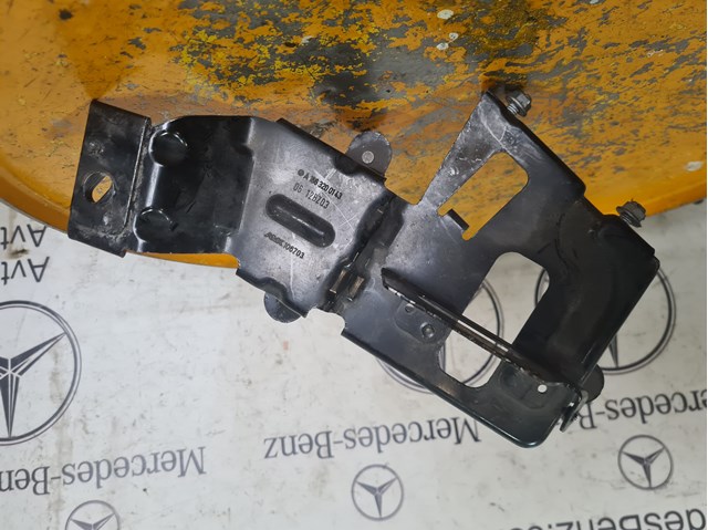 Кронштейн компресора кондиціонера 1663200143 MERCEDES