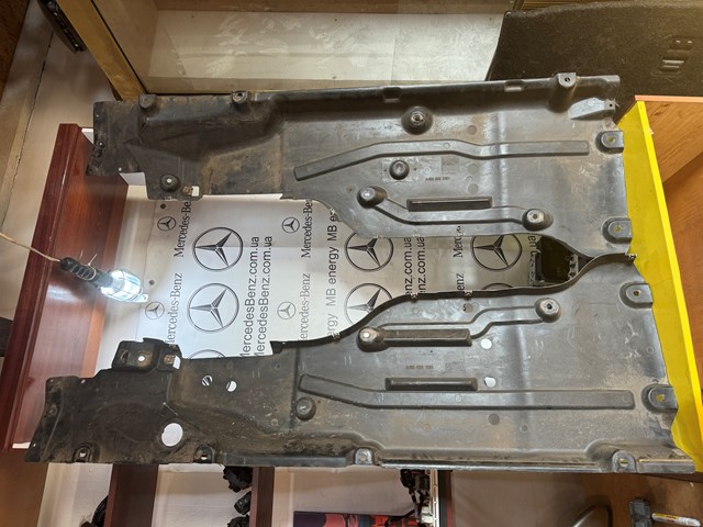 Захист днища, лівий 1666805101 MERCEDES