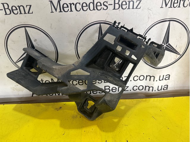 Кронштейн бампера заднього, правий 1668850465 MERCEDES
