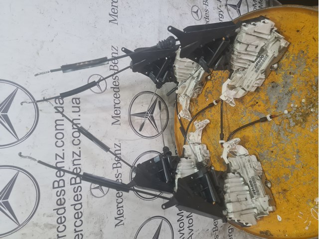 Замок передніх пасажирських дверей 1697202835 MERCEDES