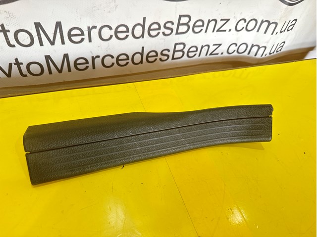 Накладка дверного порога внутрішня, задня ліва 2046860336 MERCEDES