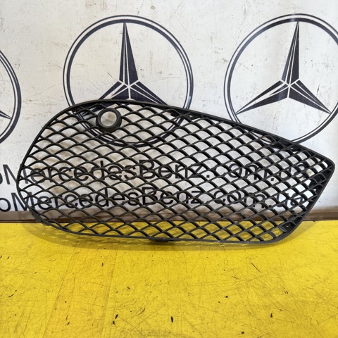 Заглушка, решітка протитуманних фар бампера переднього, права 2058852623 MERCEDES