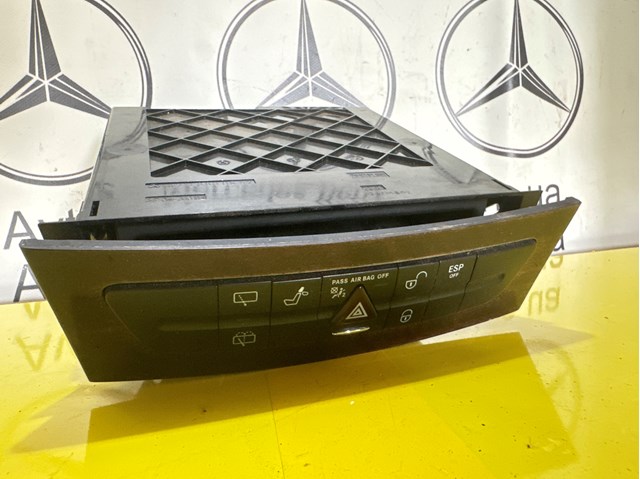 Кнопка аварійної сигналізації 2116800552 MERCEDES