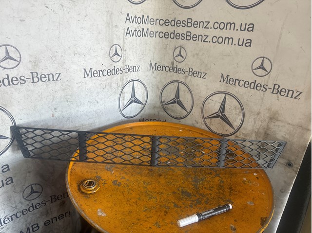 Решітка переднього бампера, центральна 2118850122 MERCEDES
