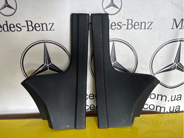 Накладка дверного порогу внутрішня, задня права 2126860636 MERCEDES
