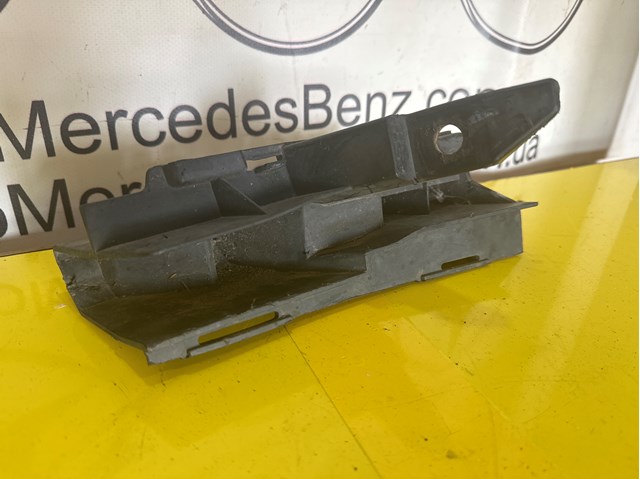 Праве кріплення переднього бампера 2128852465 MERCEDES