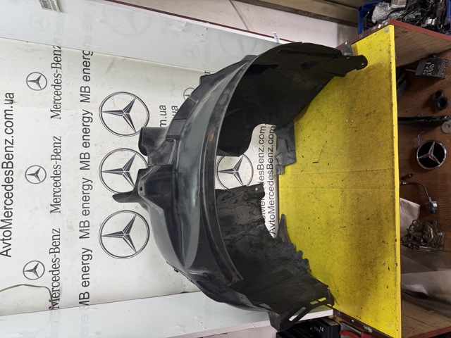 Підкрилок передній лівий 2426900130 MERCEDES