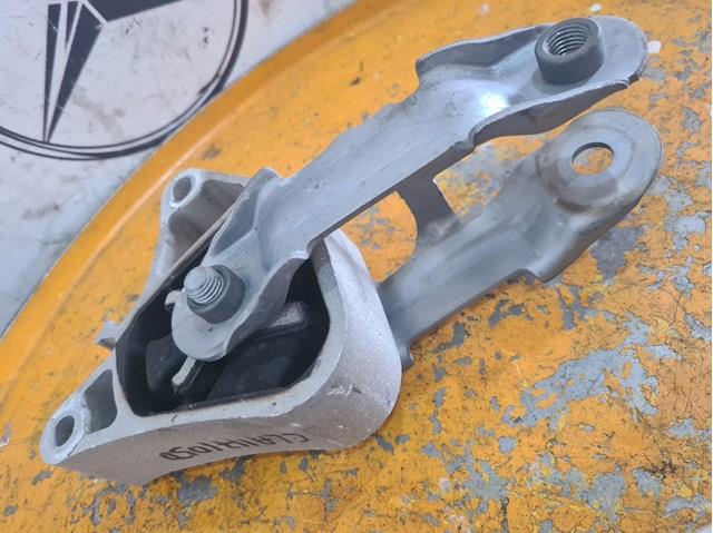 Подушка (опора) двигуна, права верхня 2462400809 MERCEDES