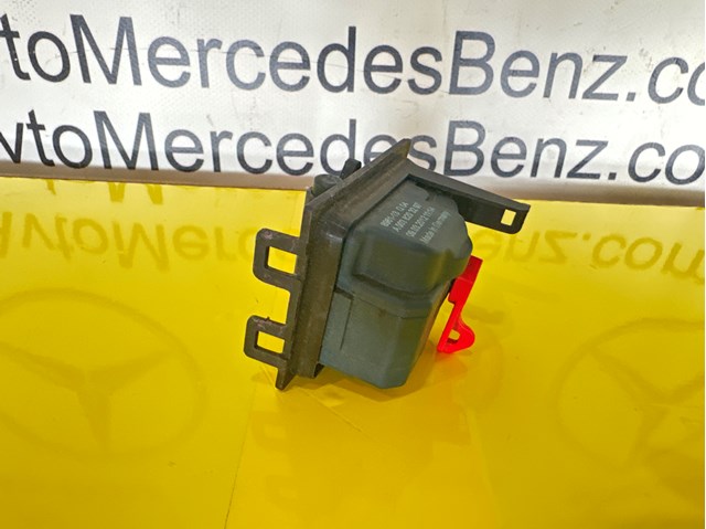 Мотор-привід відкриття лючка бака A0038203297 MERCEDES