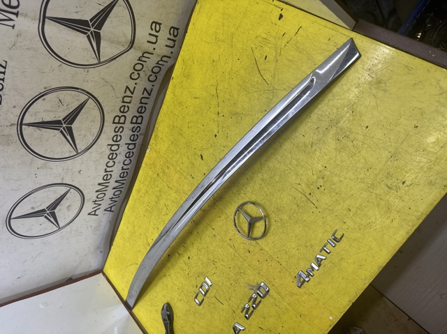 Молдинг кришки багажника A1567430082 MERCEDES