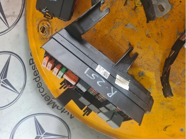 Блок запобіжників задній, салонний A1645403072 MERCEDES
