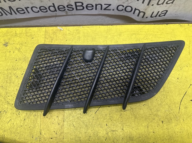 Пластик під лобове скло A1648804705 MERCEDES