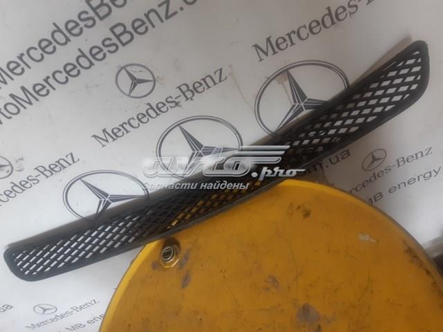 Решітка переднього бампера, центральна A1648850223 MERCEDES
