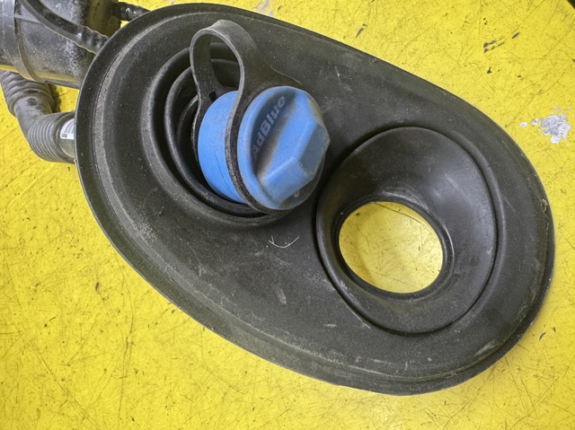 Заливна горловина бака AD BLUE A1664701720 MERCEDES
