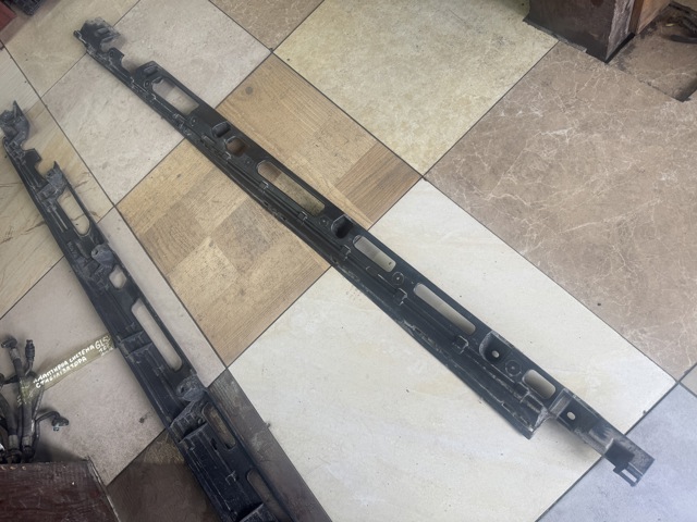 Кронштейн зовнішньої накладки лівого порога A1666980127 MERCEDES