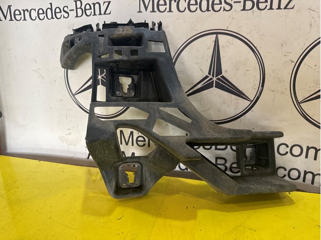 Лівий кронштейн кріплення бампера заднього A1668850265 MERCEDES