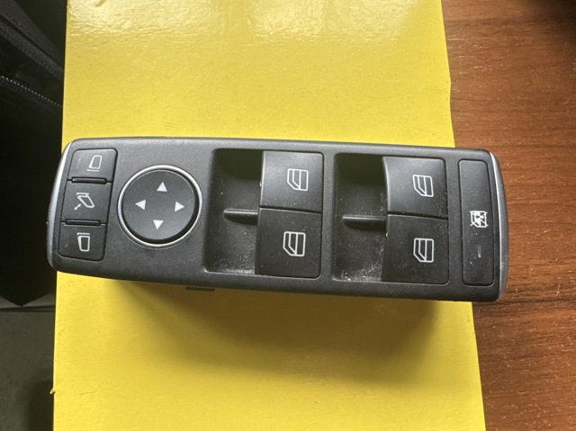 Кнопковий блок керування склопідіймачами передній лівий A1669054400 MERCEDES