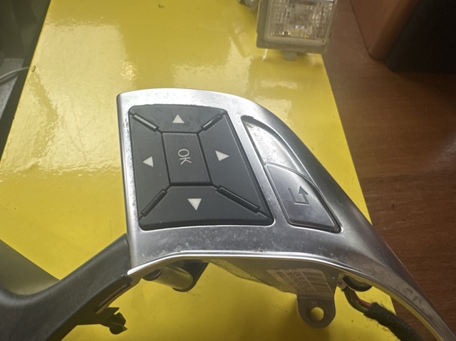 Блок кнопкових перемикачів рульового колеса A1725400262 MERCEDES