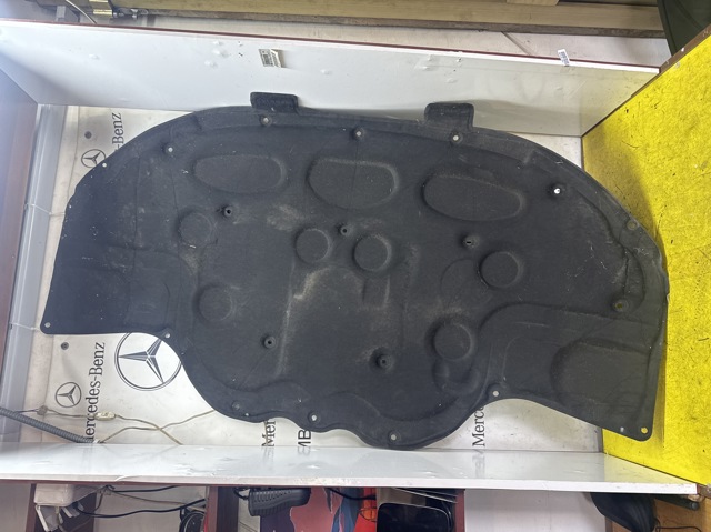 Підкладка-капот A2046820626 MERCEDES
